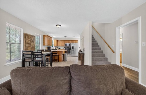 Collins House | Spacious 3BR Modern Cabin – Walk to Waterpark!