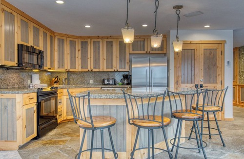 Vail Condo | Spacious 3BR Mountain Lodge Stone Fireplace Vaulted Ceilings & Mountain View
