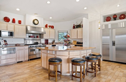 Kennewick House | Spacious 3BR On Golf Course, Close to Wineries, Shopping, Sports Fields