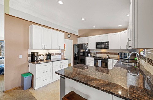 Post Falls House | Spacious 4-bedroom house w/2 living rooms and game room Post Falls with AC