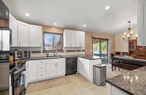 Post Falls House | Spacious 4-bedroom house w/2 living rooms and game room Post Falls with AC