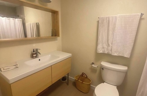Woodstock House | Spacious 4-bedroom house with WiFi, AC in awesome Portland
