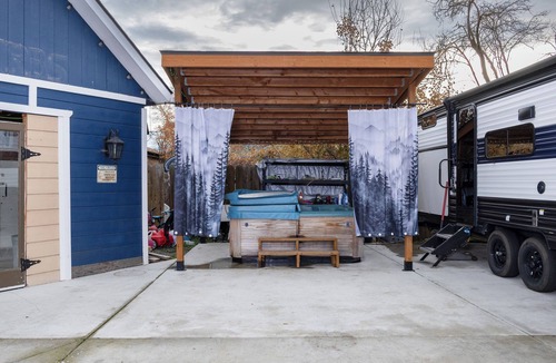 Medford House | Spacious 4-bedroom house near the center of Medford—AC and hot tub