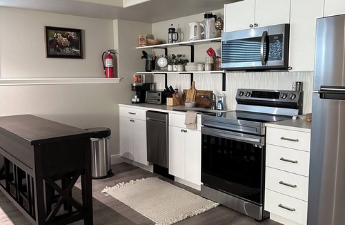 College Place House | Spacious 4 bedroom house with hot tub, private deck, EV charger 10 min from WW