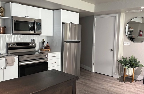 College Place House | Spacious 4 bedroom house with hot tub, private deck, EV charger 10 min from WW