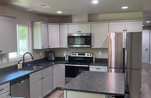 Grants Pass House | Spacious 4 bedroom 2 bath house across from the Rogue River with big fenced yard