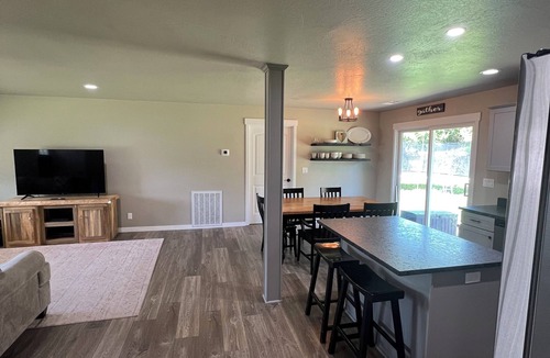 Grants Pass House | Spacious 4 bedroom 2 bath house across from the Rogue River with big fenced yard
