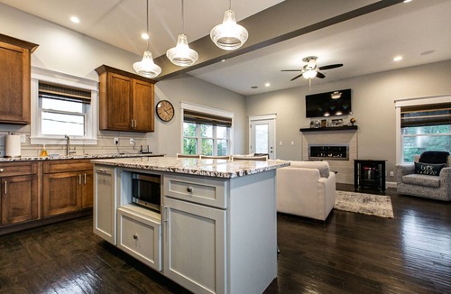 Dubuque House | Spacious 4BR Bluff-Top Townhome Steps from Fenelon Elevator & Downtown