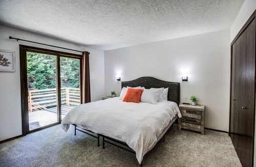 West Yellowstone House | Spacious 4BR home in West Yellowstone, 1 minute from the park: Geyser Getaway