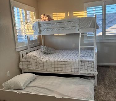 Meridian House | Spacious 4BR Retreat-Lush Garden