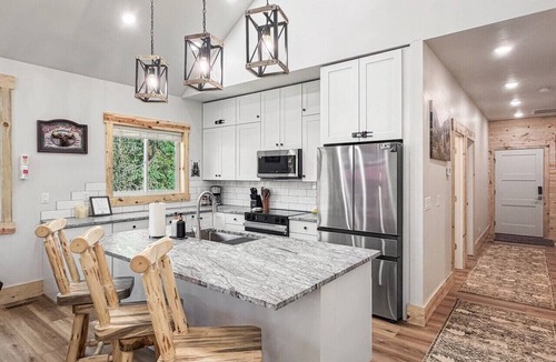 Cascade House | Spacious 4BR Retreat on 1 Acre | Hot Tub, Pool Table & Near Lake Cascade