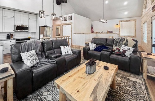 Cascade House | Spacious 4BR Retreat on 1 Acre | Hot Tub, Pool Table & Near Lake Cascade