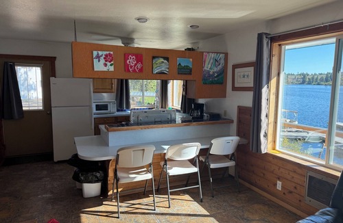 Republic Cabin | Spacious 4BR Waterfront Cabin at Tiffanys Resort - Perfect for Families & Groups