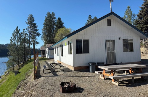 Republic Cabin | Spacious 4BR Waterfront Cabin at Tiffanys Resort - Perfect for Families & Groups