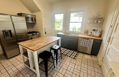 Benton Harbor House | Spacious 5-bedroom house in marvelous Benton Harbor art district