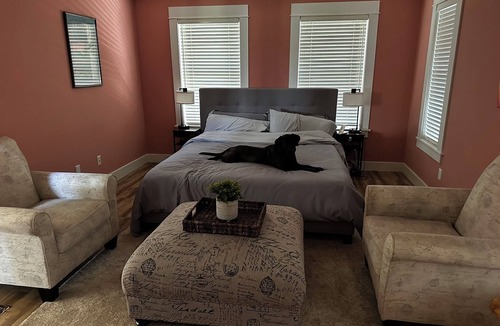 Freeland House | Spacious 5-bedroom farmhouse close to everything on Whidbey Island with hot tub!