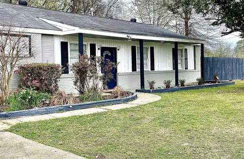 Montgomery House | Spacious 5-bedroom house in enjoyable Montgomery with AC, WiFi