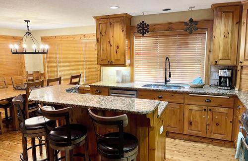 Deer Park House | Spacious 5-bedroom house with AC, WiFi, SHARC passes in beautiful Sunriver!