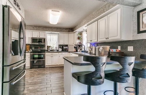Ames House | Spacious 5-bedroom house in enchanting Ames with Wi-Fi, Close to the Action!