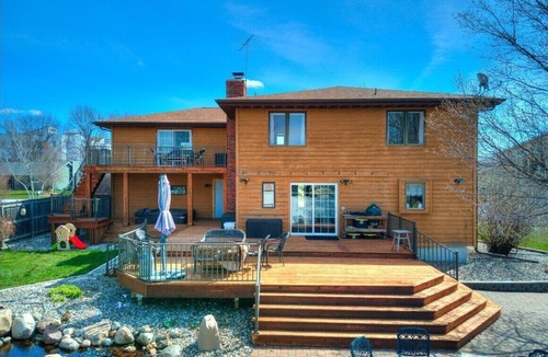 Ames House | Spacious 5-bedroom house in enchanting Ames with Wi-Fi, Close to the Action!