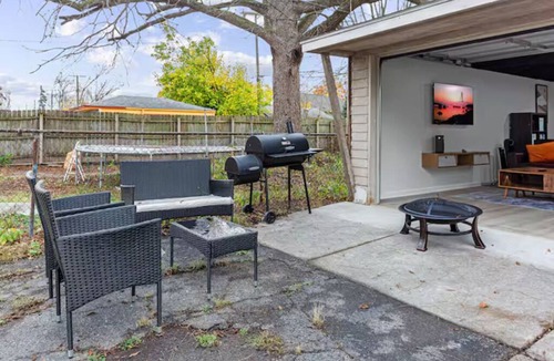 Lincoln Park House | Spacious 5-bedroom house in delightful Lincoln Park with AC
