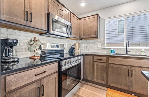Nampa House | Spacious 5BR - Gamer Room - Hot Tub & Basketball