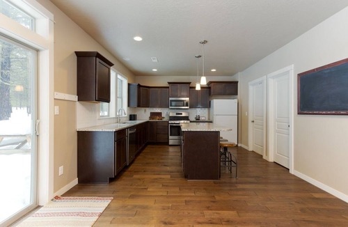 Black Butte Ranch Cabin | Spacious 6-bed allergy-friendly home with AC - Walk to Glaze Meadow Rec Center
