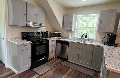 Eatonville House | Spacious 6-bedroom house on Clear Lake with Hot Tub!