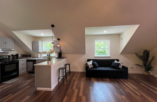 Eatonville House | Spacious 6-bedroom house on Clear Lake with Hot Tub!