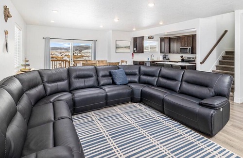 Sweetwater House | Spacious 6-bedroom home with Ideal Beach access in Garden City.