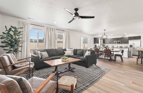 Meridian House | Spacious 6BR - Sleeps 22 - Hot Tub & Pool Access