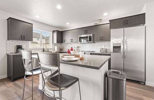 Meridian House | Spacious 6BR - Sleeps 22 - Hot Tub & Pool Access