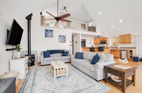 Union House | Spacious A-frame w/mountain & water views, New Hot Tub, AC, Fireplace, W/D