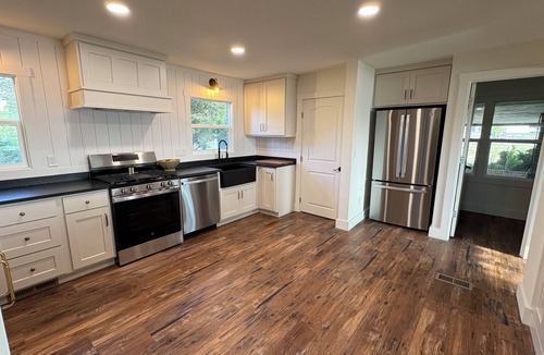 Elwood House | Spacious and secluded 5-bedroom farmhouse with AC, WiFi in charming Tremonton