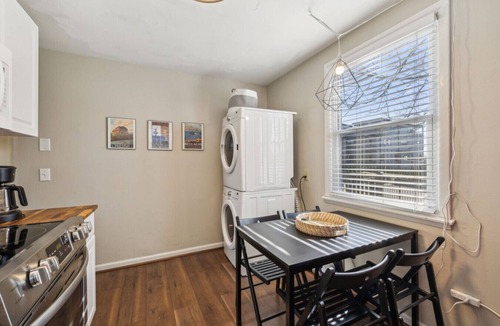 Edgehill House | Spacious and stylish 10 minutes to Broadway.