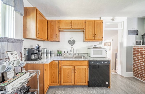 Maxwell House | Spacious Beautiful 1800s Farmhouse ALL Updated with 2 acre quiet rural setting