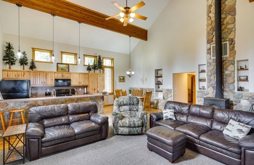 Beaver Cabin | Spacious Beaver Getaway Near Eagle Point Resort!
