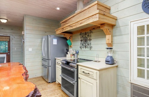 Florence House | Spacious Cabin Retreat, Private Hot Tub, Sleeps 10