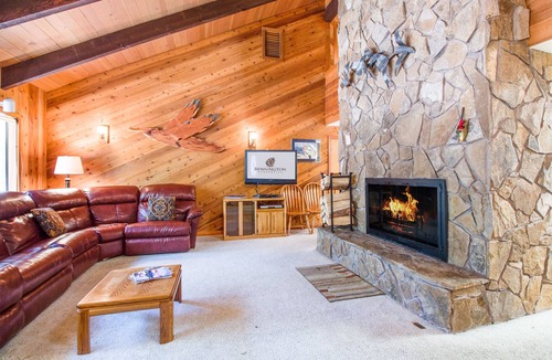 Sunriver House | Spacious Cabin with an epic Game Room Hot Tub - QUAR13