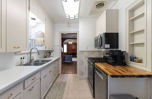 Northtown House | Spacious, Central Location 4-bedroom, King Beds - Walk to Dining, Brewery, Park