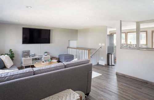 Traverse City House | Spacious & Chic | 4BR | HotTub | Mins to Dwntwn!