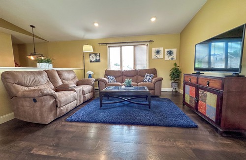 Mandan House | Spacious/Clean 4 Bedroom 2 Bathroom Home away from Home.