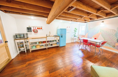 Laurelhurst Apartment | Spacious & Comfy city retreat, w/lux steam shower! In the heart of the Portland.