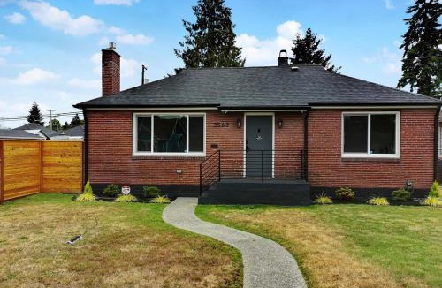 South Tacoma House | Spacious Comfy Home 2br, 2ba - 9 min to Tacoma Dome