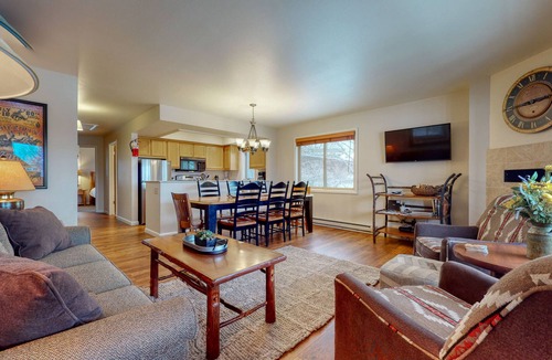 Jackson Condo | Spacious condo near downtown Jackson with furnished deck, mtn views & grill