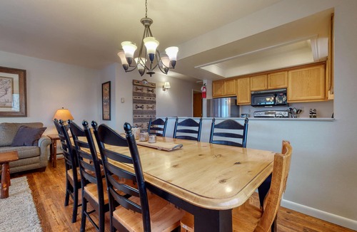 Jackson Condo | Spacious condo near downtown Jackson with furnished deck, mtn views & grill