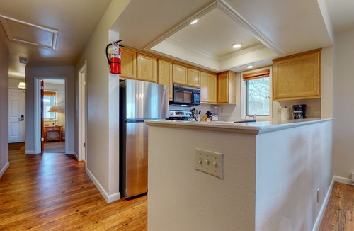 Jackson Condo | Spacious condo near downtown Jackson with furnished deck, mtn views & grill