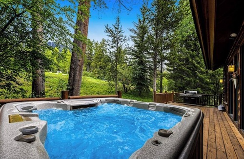 Granite Ridge House | Spacious Cozy Cabin w/Deck, Private Hot Tub, Grill - Amazing In-Village Locale