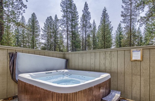 Sunriver House | Spacious deck w/hot tub + FREE waterpark access, updated kitchen!