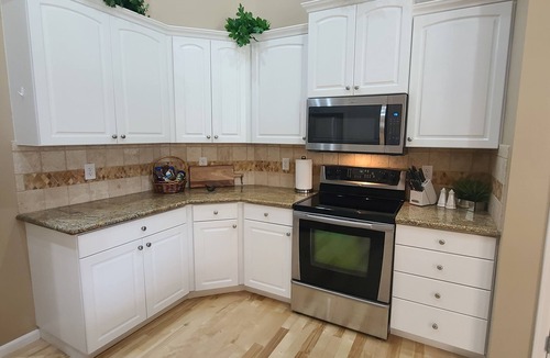 Meridian House | Spacious Designer Home-Hardwoods, Granite, Stainless, Patio & Access to 4 pools.